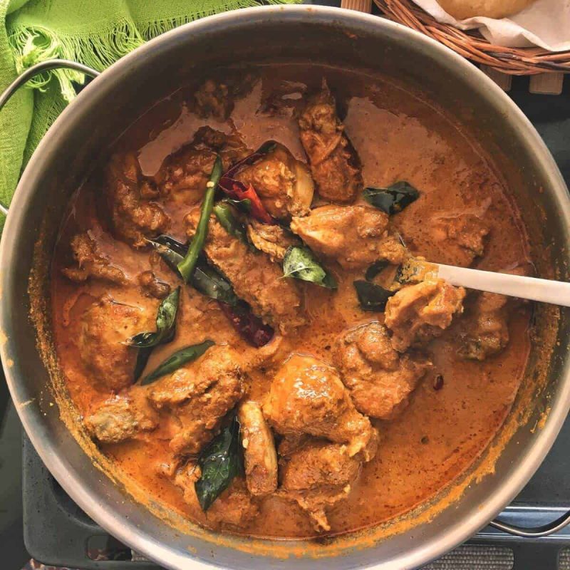 varutharacha-malabar-chicken-curry